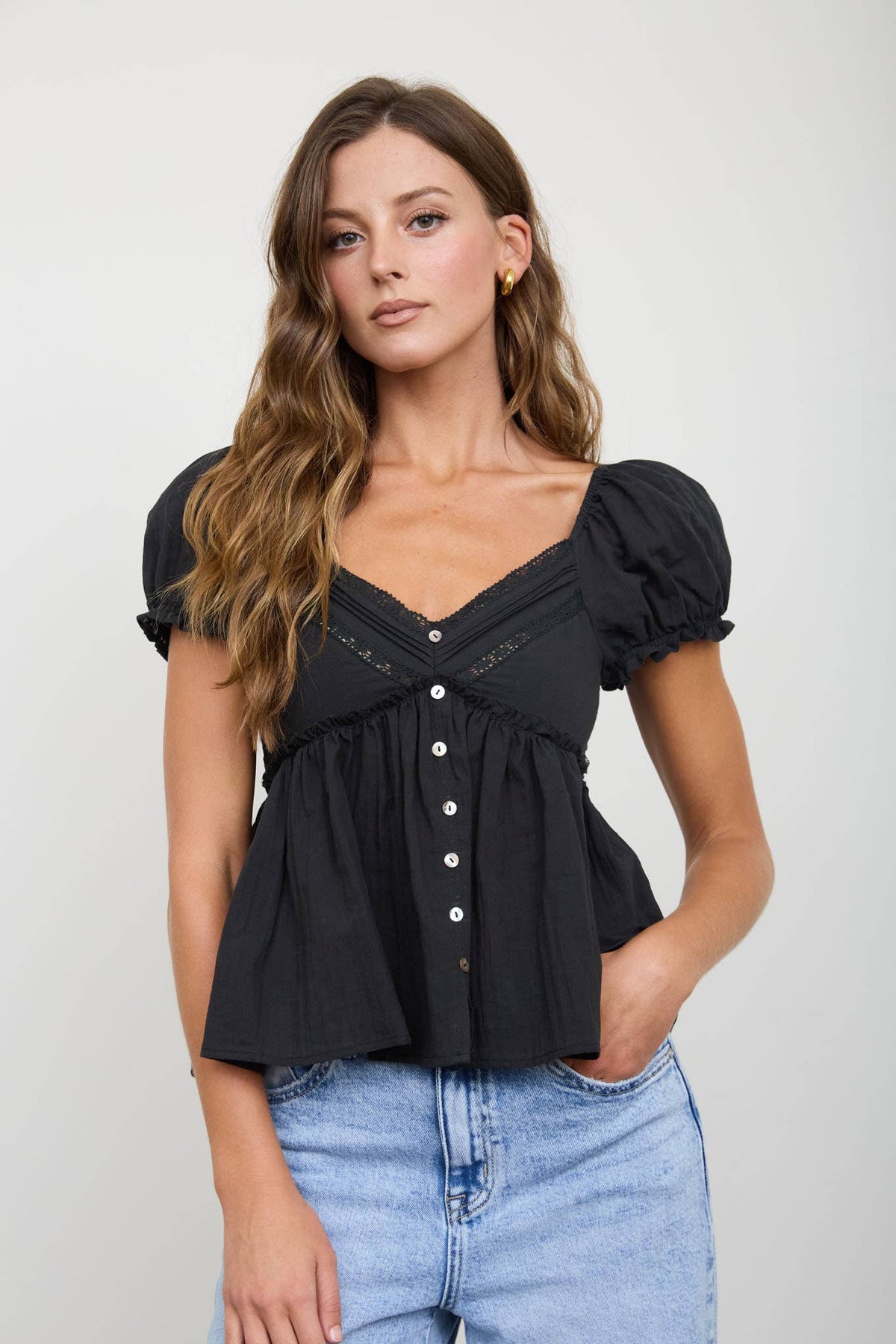 V NECK LADDER LACE PUFF SLEEVE BUTTON DOWN TOP