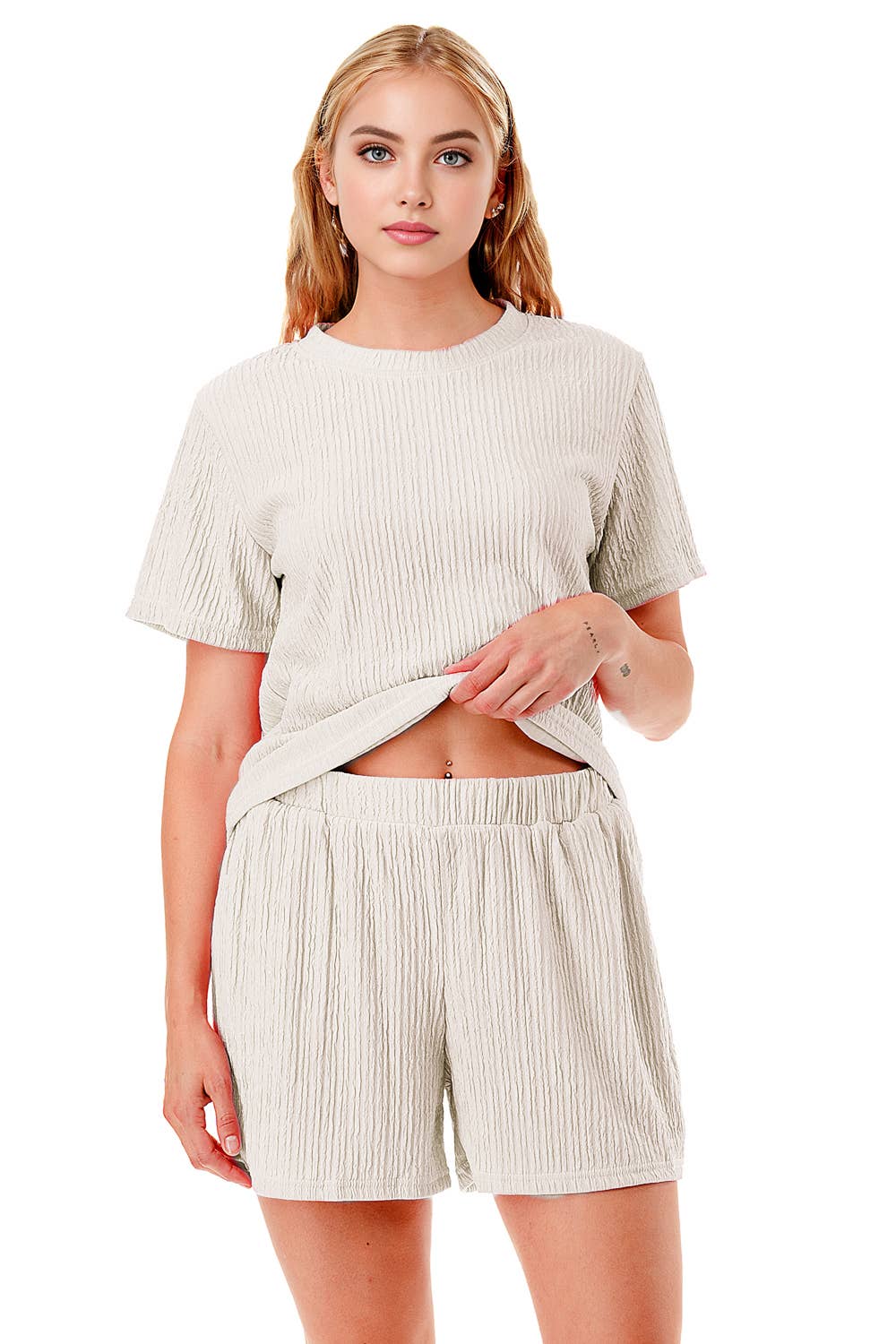 Solid color waved monochrome round neck top with shorts set