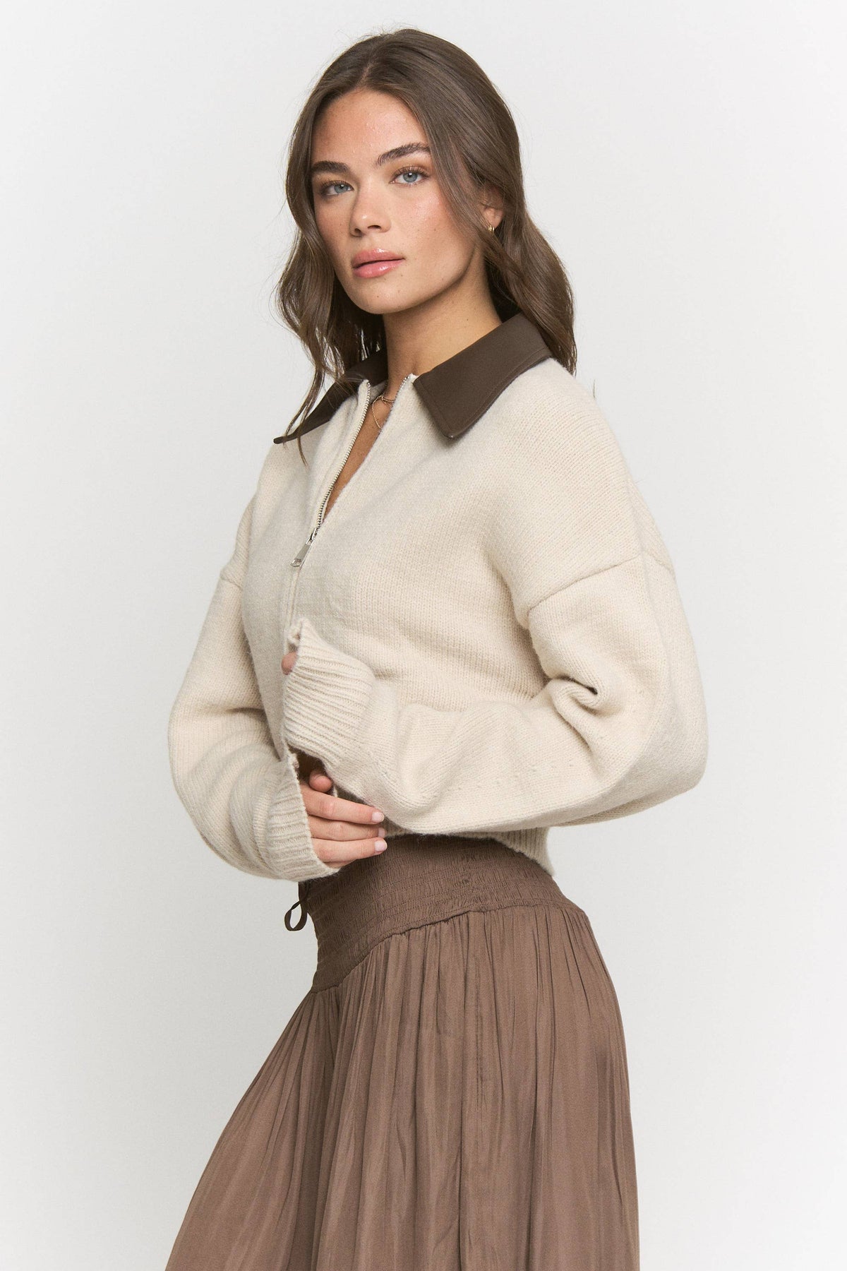 CONTRAST COLLAR ZIP-UP SWEATER