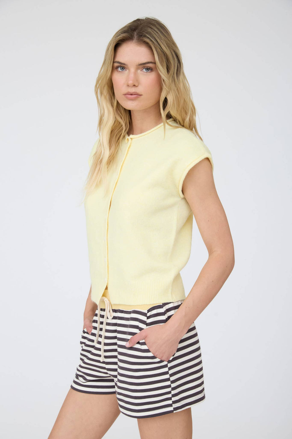 RAW EDGE SLEEVELESS LIGHTWEIGHT CARDIGAN