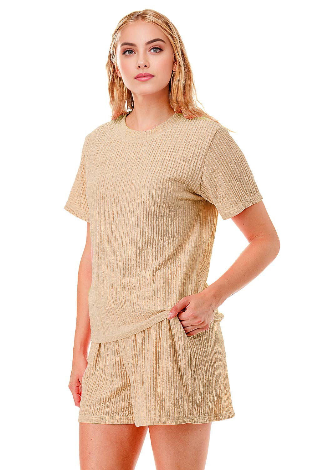 Solid color waved monochrome round neck top with shorts set