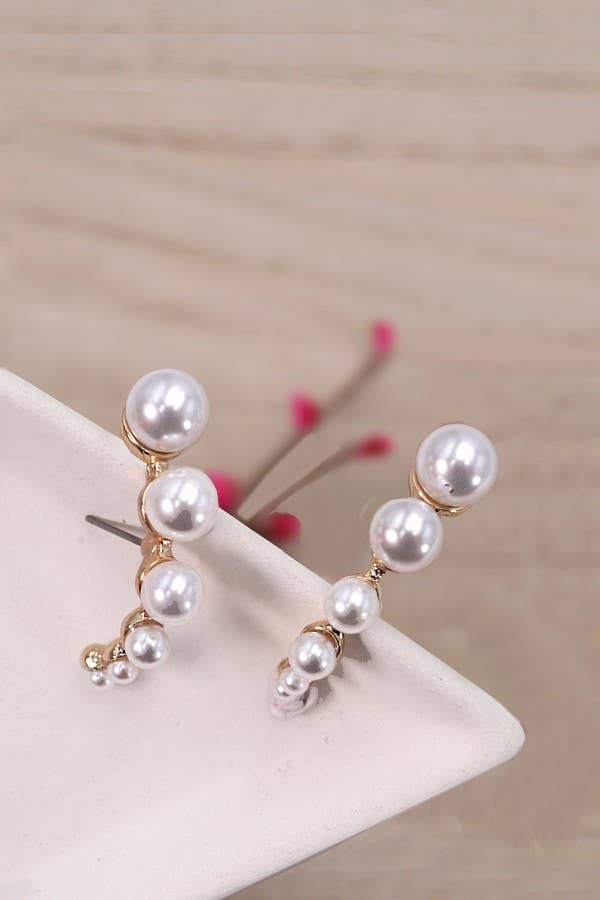 CRESCENT SHAPED PEARL CARTILAGE  EARRINGS