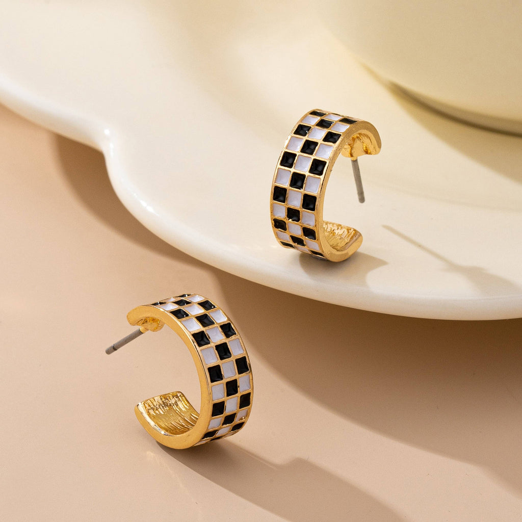CHECKER EPOXY HUGGIE HOOP EARRINGS | 80E61747