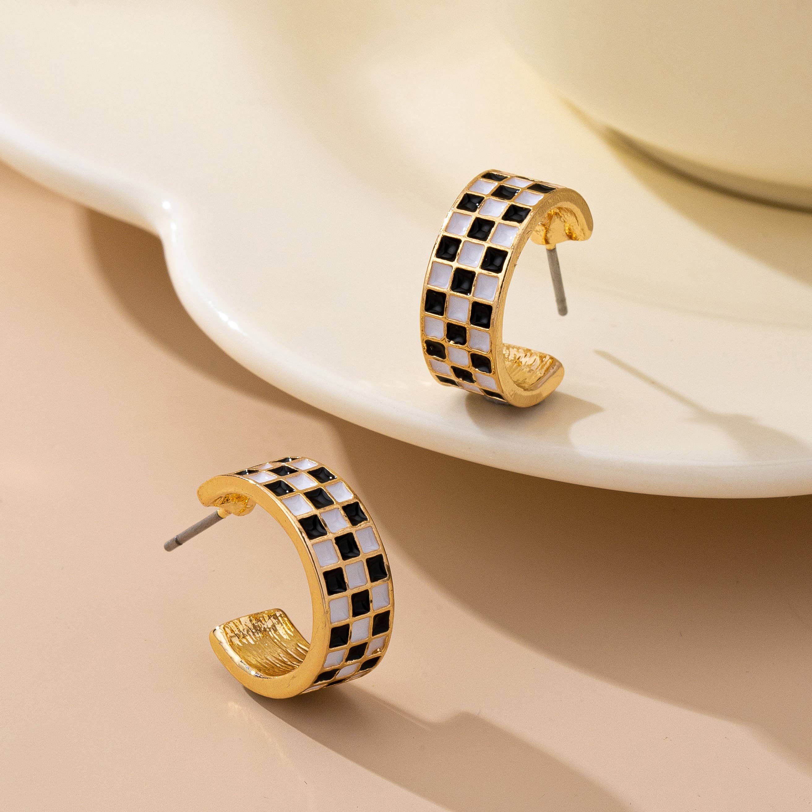 CHECKER EPOXY HUGGIE HOOP EARRINGS | 80E61747