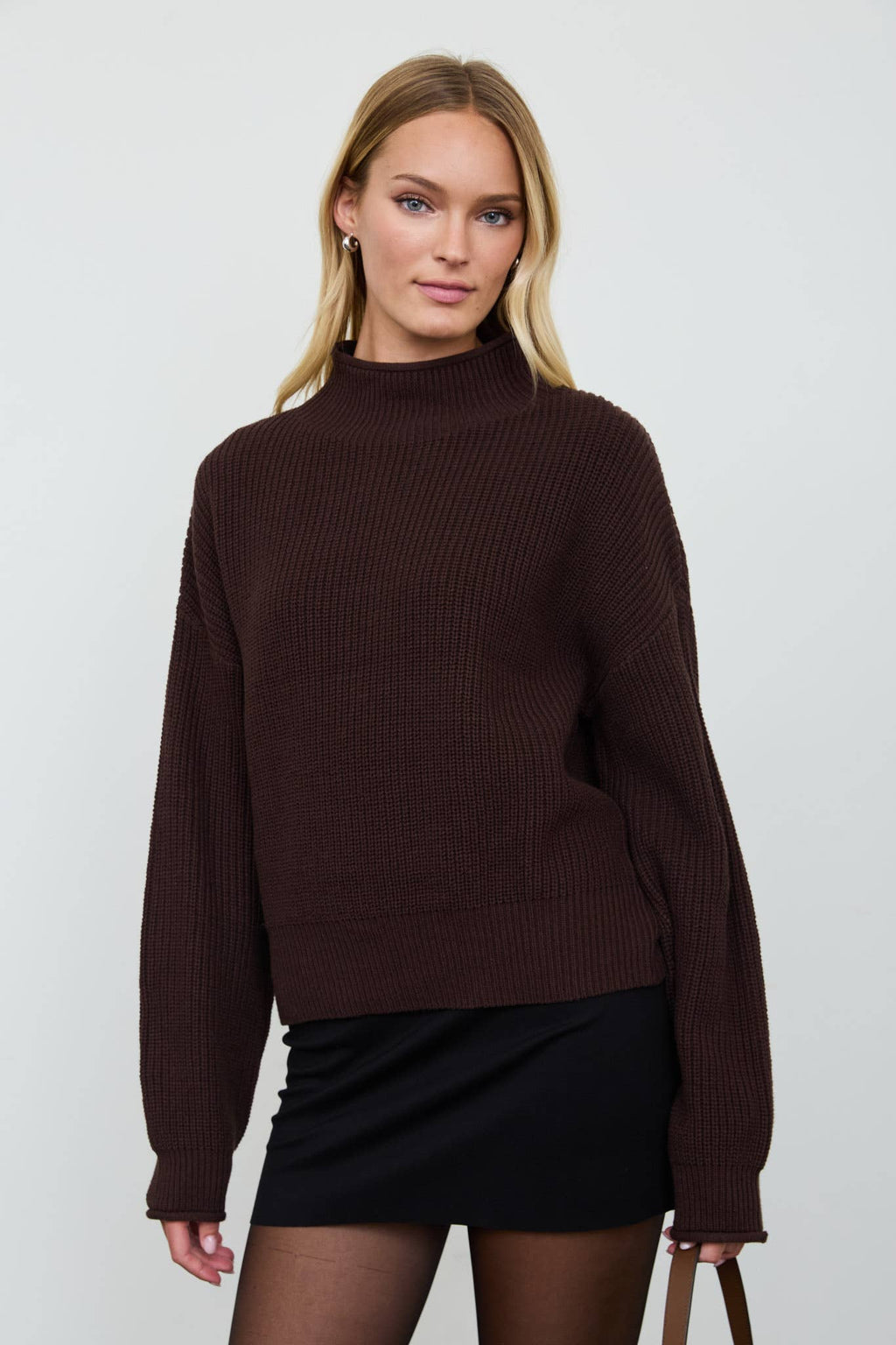 RIBBED ROLLED MOCK NECK CROPPED KNIT SWEATER