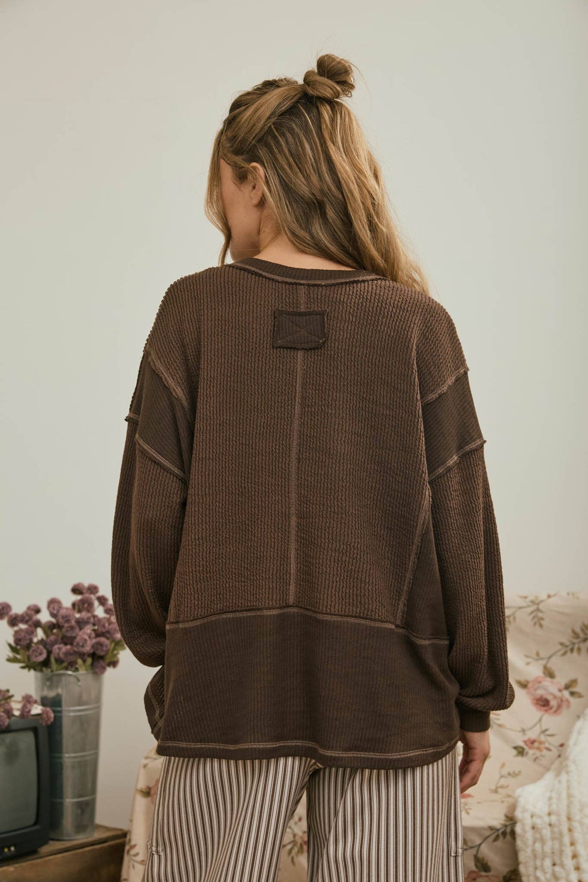 SPLIT NECK RAW EDGE LONG SLEEVE RIBBED KNIT TOP