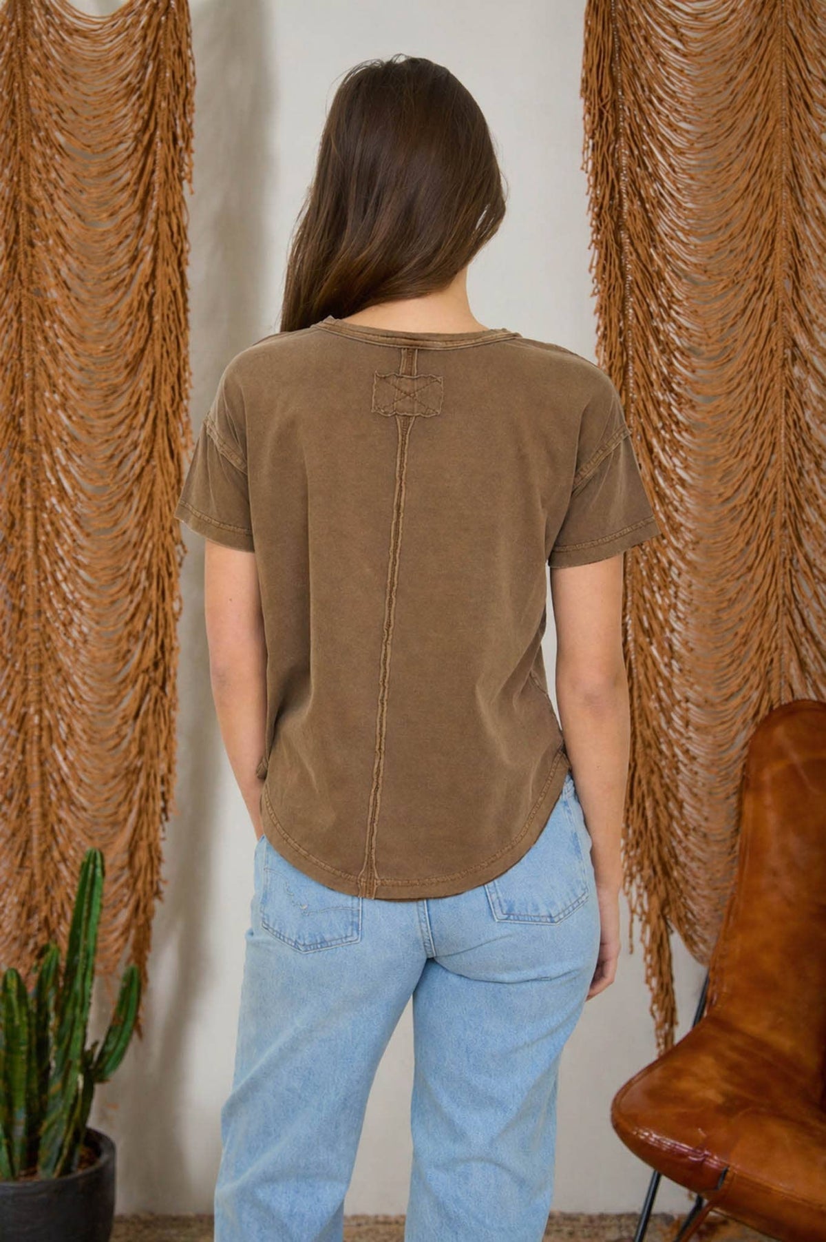 ROUND NECK SHORT SLEEVE EXPOSED SEAM KNIT TOP