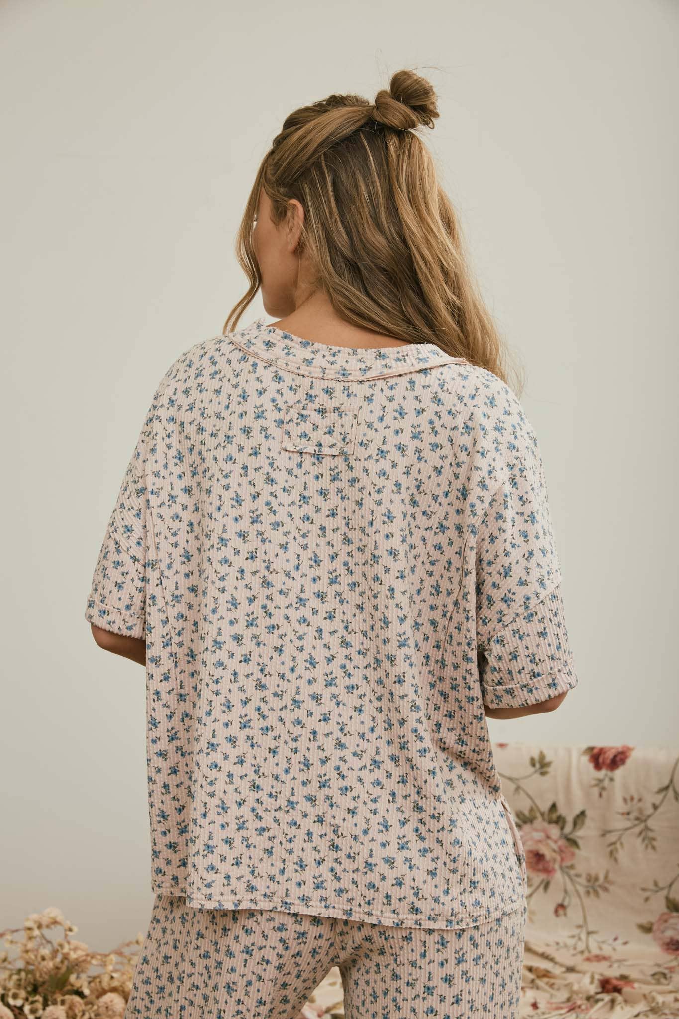 DITSY FLORAL V NECK SHORT SLEEVE RIBBED KNIT TOP