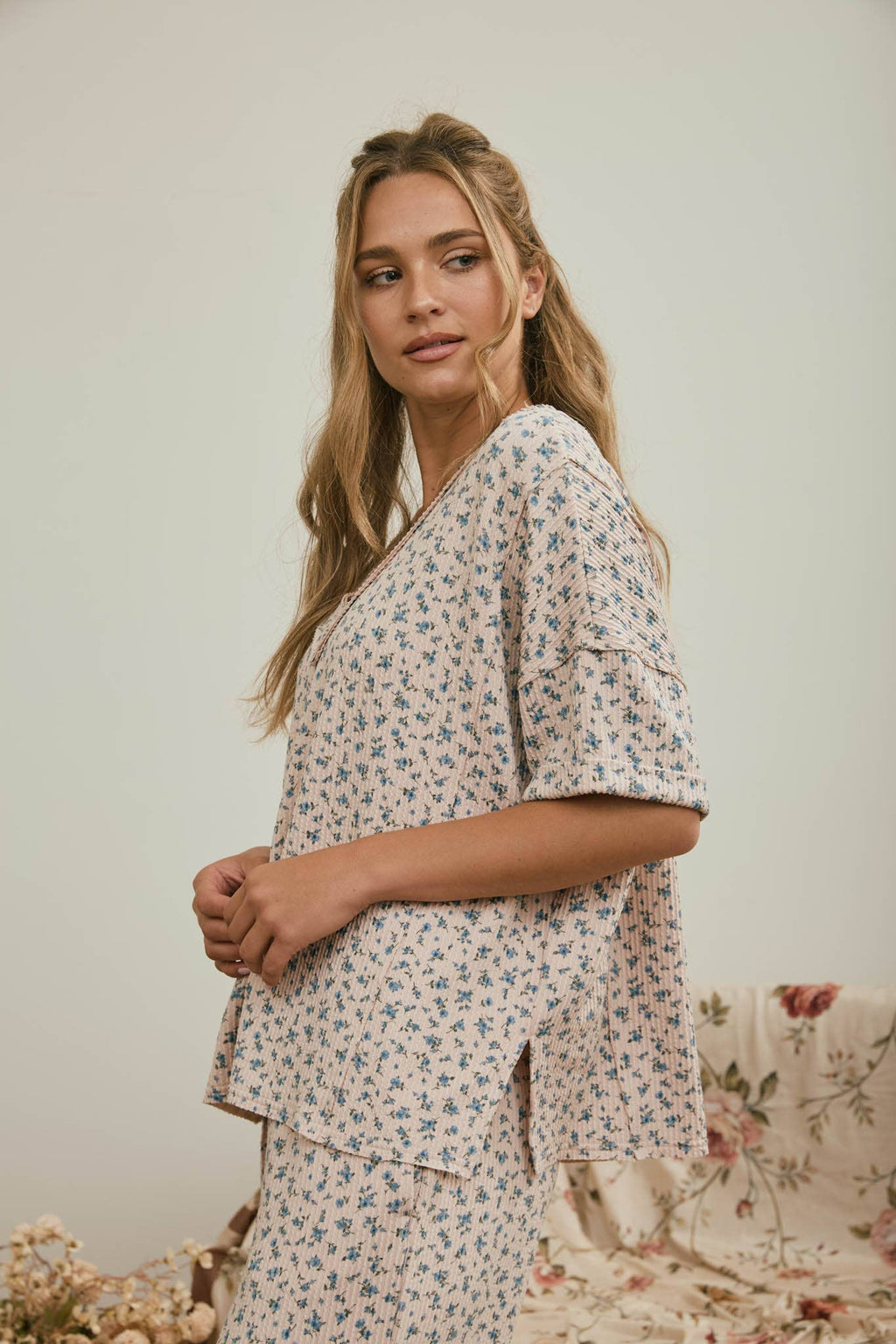 DITSY FLORAL V NECK SHORT SLEEVE RIBBED KNIT TOP