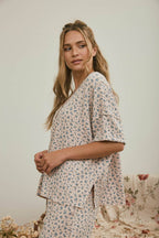 DITSY FLORAL V NECK SHORT SLEEVE RIBBED KNIT TOP
