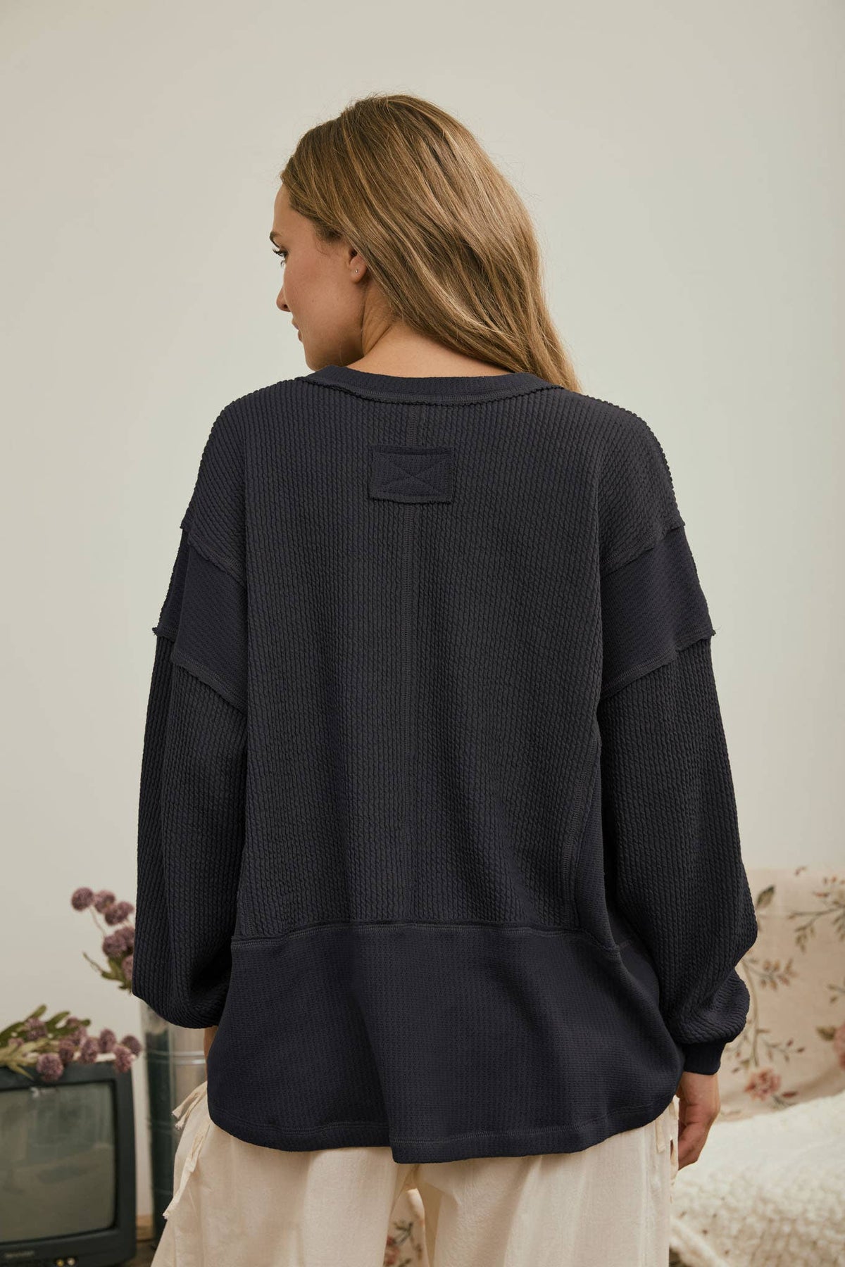 SPLIT NECK RAW EDGE LONG SLEEVE RIBBED KNIT TOP