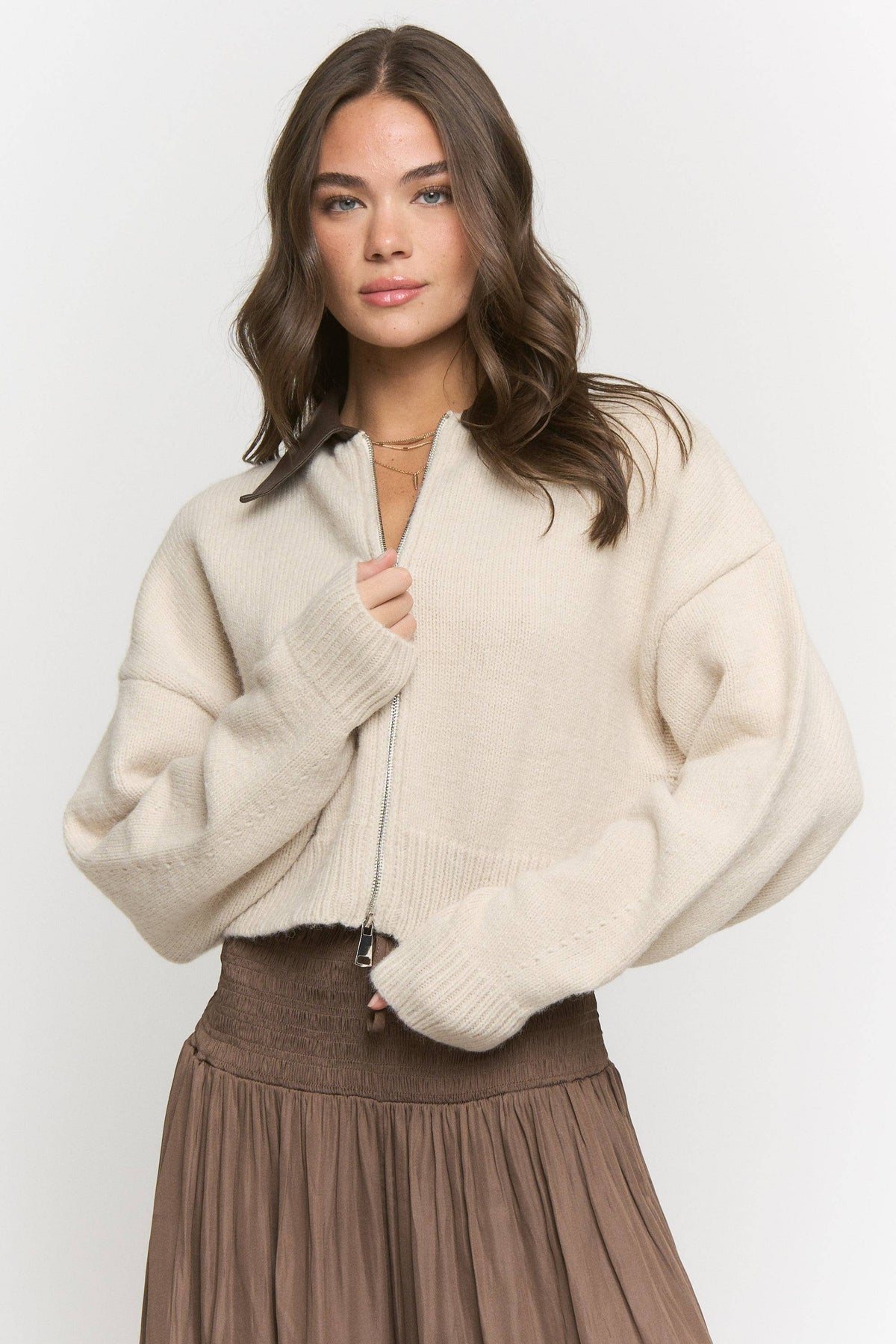 CONTRAST COLLAR ZIP-UP SWEATER