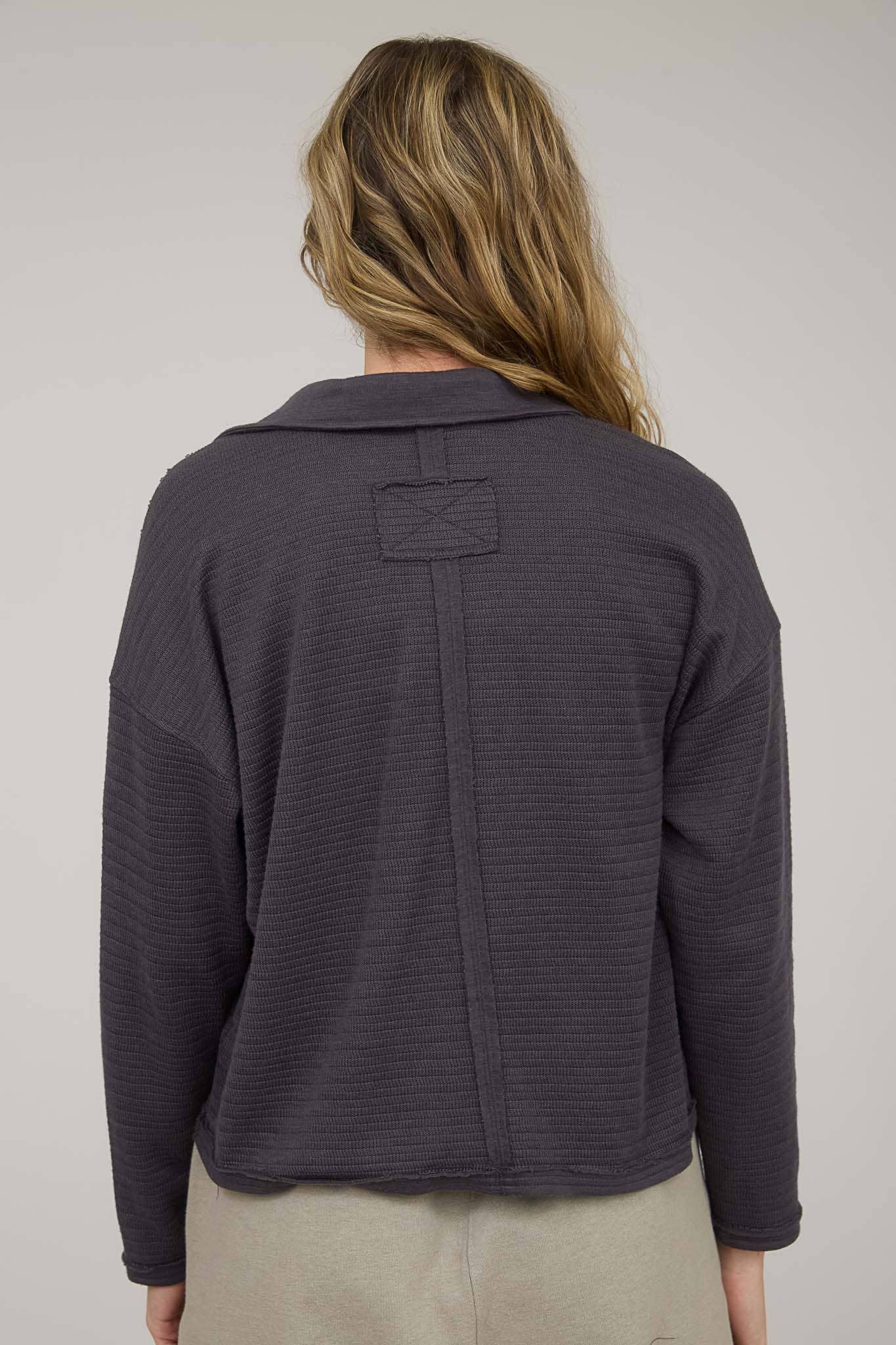 EXPOSED SEAM LONG SLEEVE TEXTURED KNIT POLO