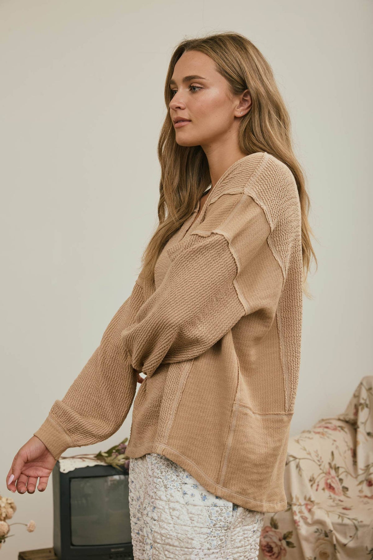 SPLIT NECK RAW EDGE LONG SLEEVE RIBBED KNIT TOP
