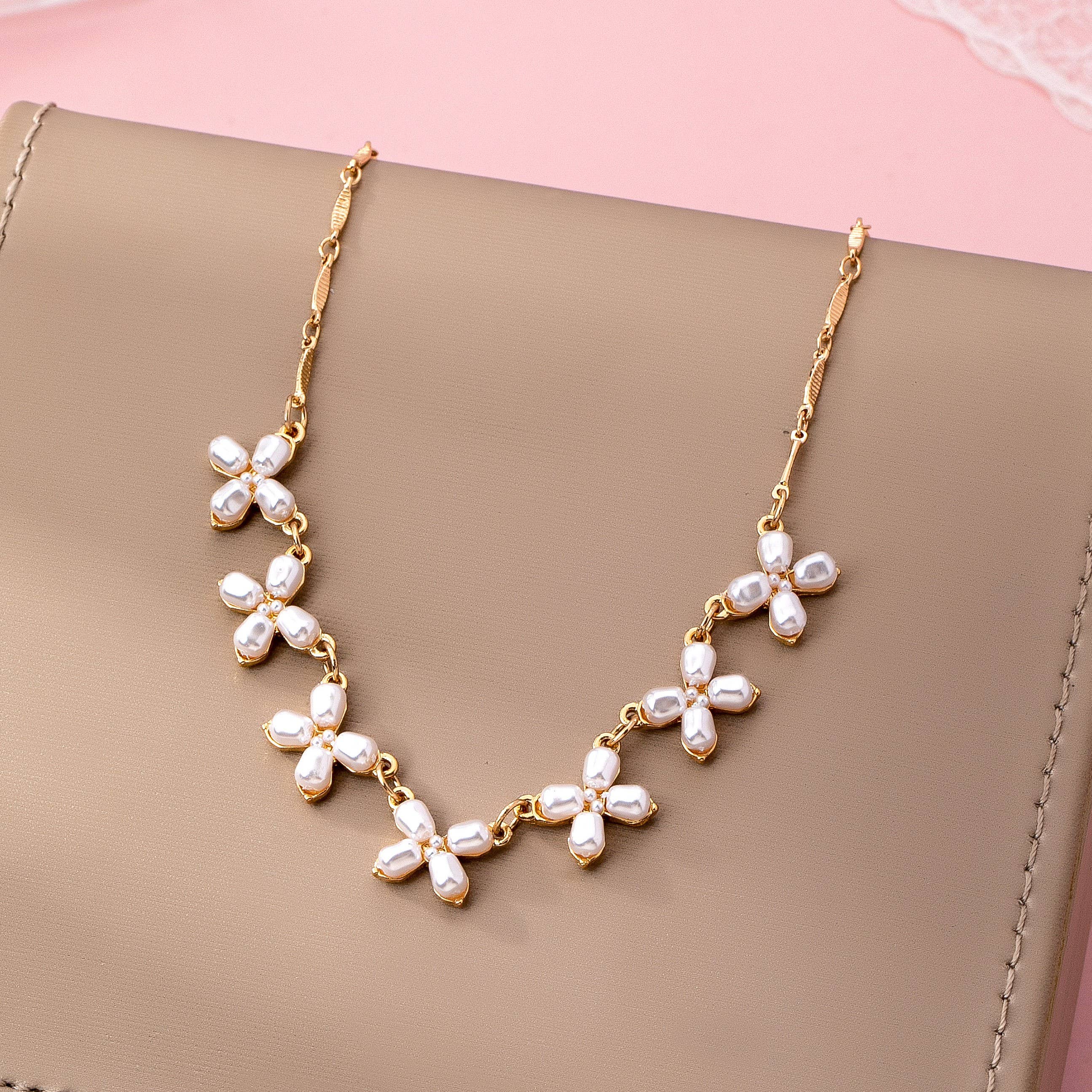 Charm Necklace-Delicate Pearl Flower | 80N92821