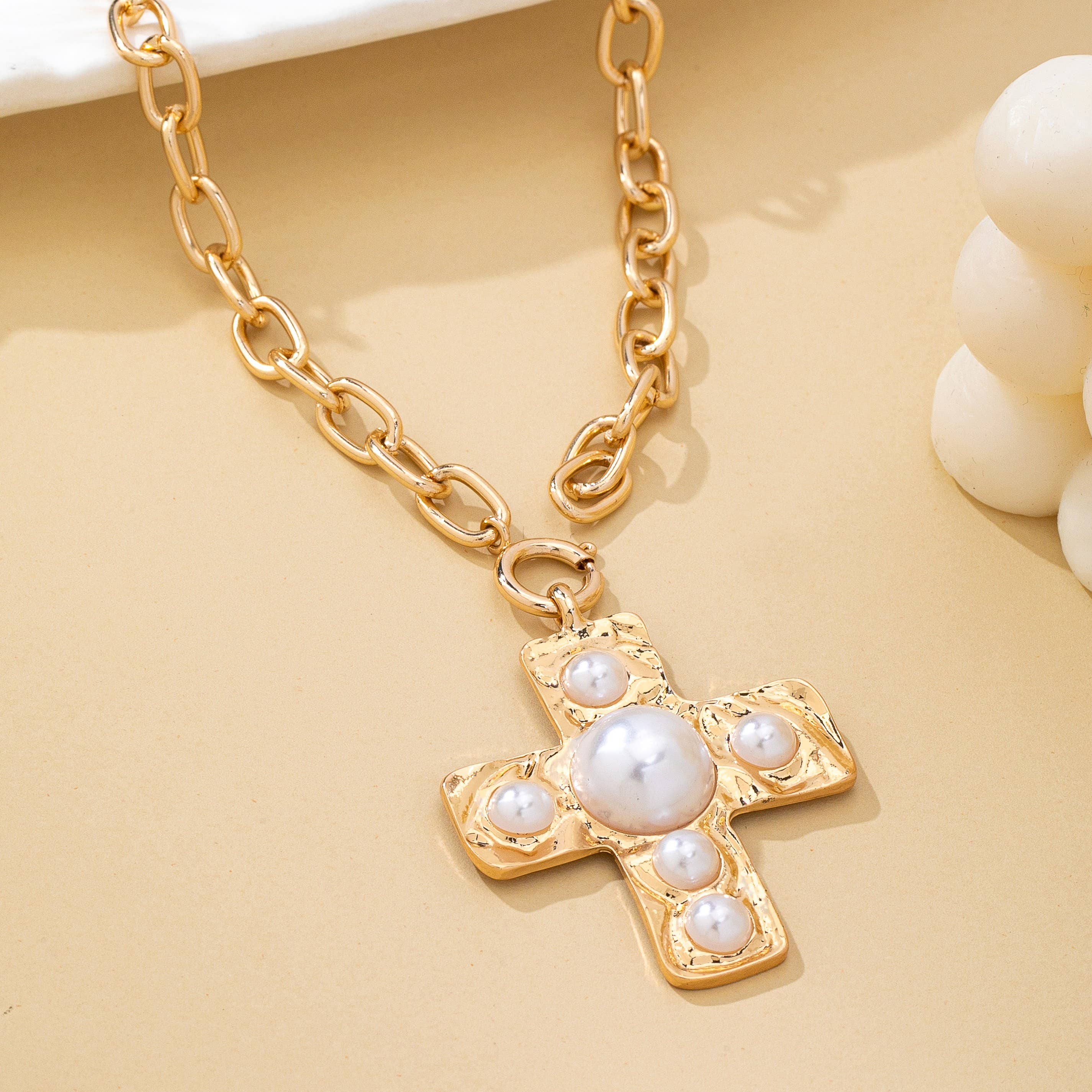 Hammered Cross Pearl Necklace | 80N93048