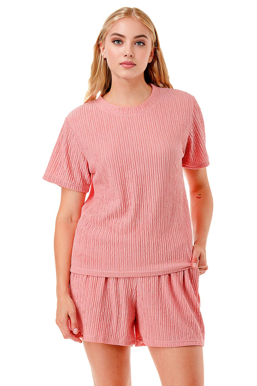 Solid color waved monochrome round neck top with shorts set