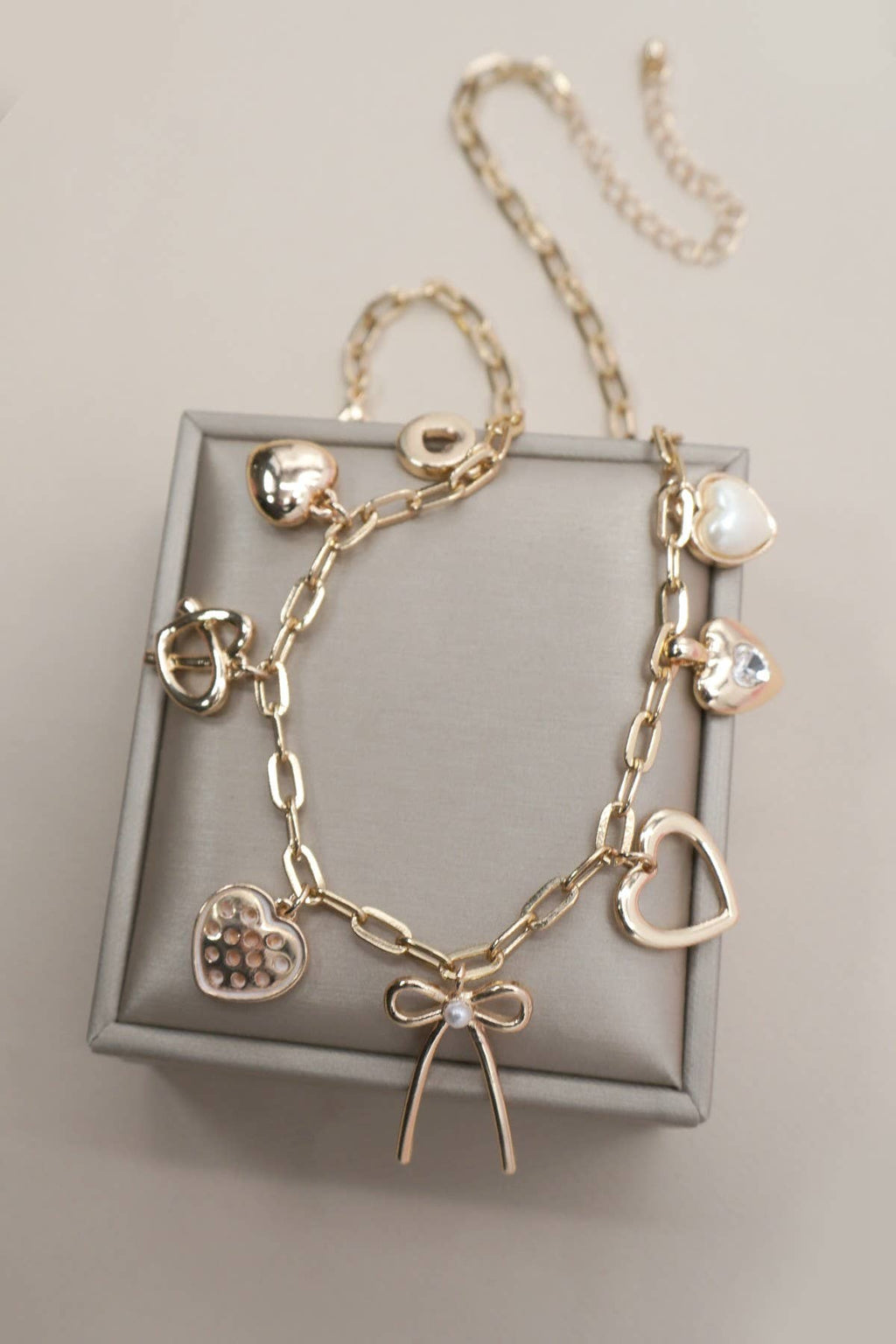 CHARM NECKLACE-BOW MULTI HEARTS PEARL CHARMS | 80N91426