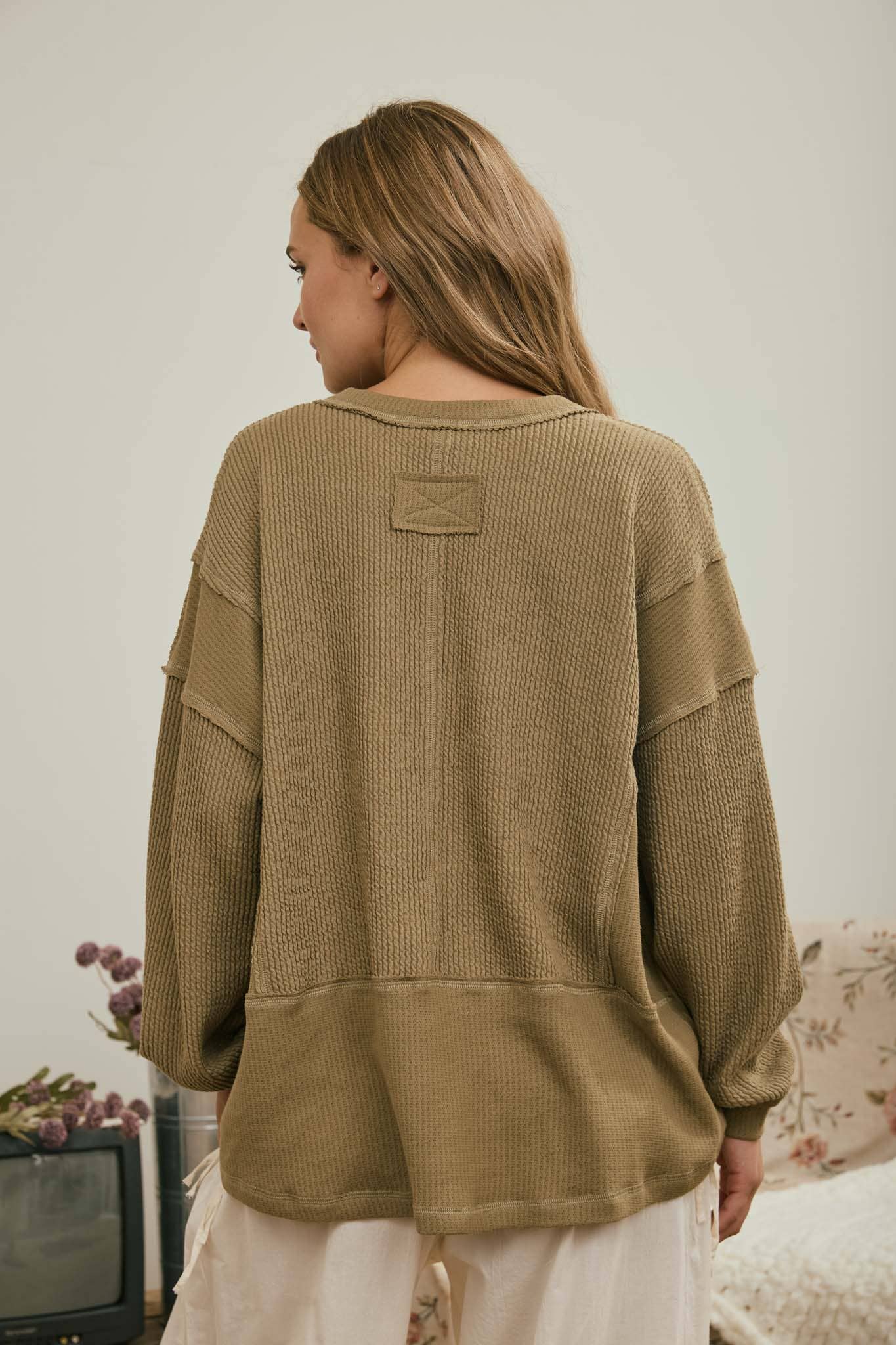 SPLIT NECK RAW EDGE LONG SLEEVE RIBBED KNIT TOP