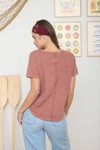 ROUND NECK SHORT SLEEVE EXPOSED SEAM KNIT TOP