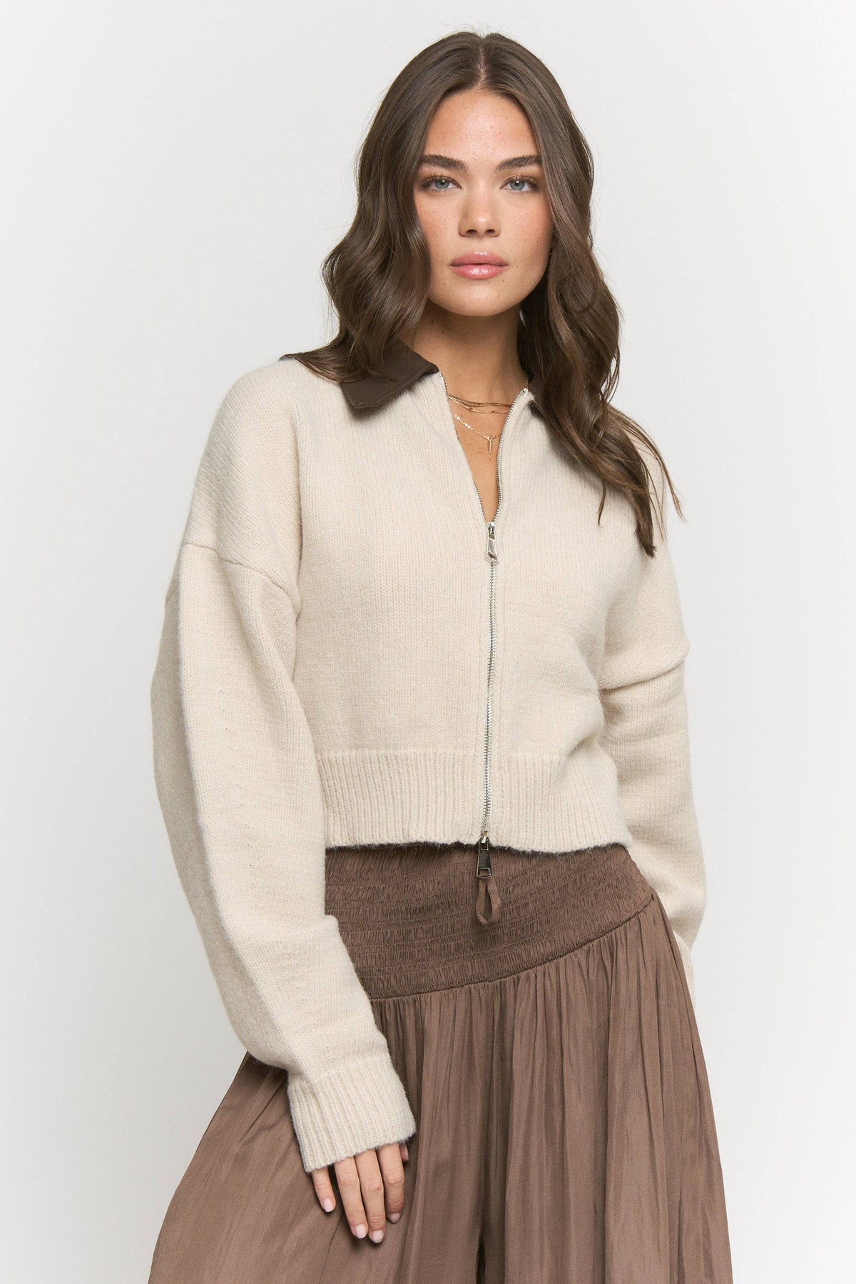 CONTRAST COLLAR ZIP-UP SWEATER
