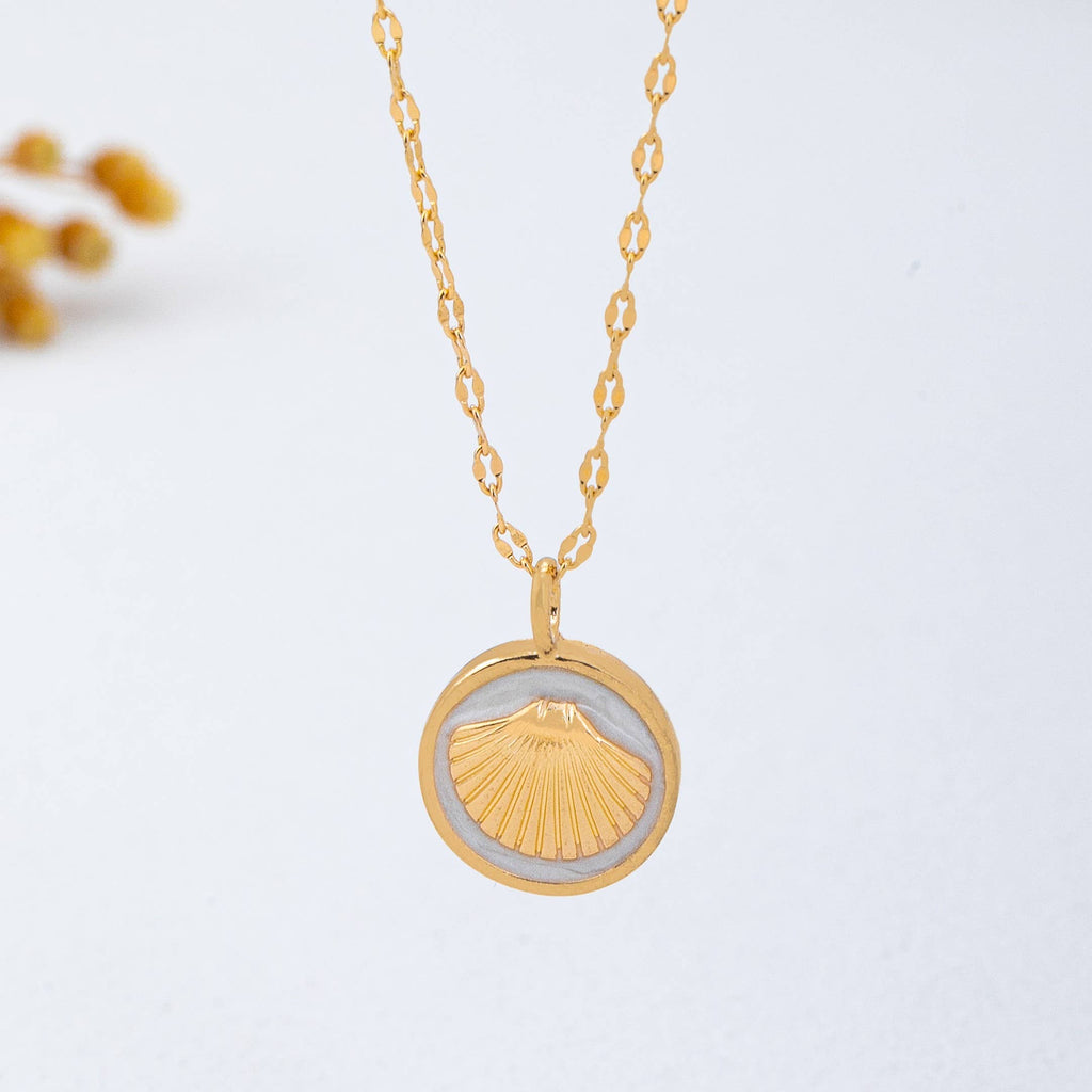 Gold Seashell MOP Medallion Necklace | 80N93074