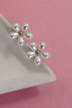 PEARL DAISY FLOWER STUD EARRINGS | 80E6657