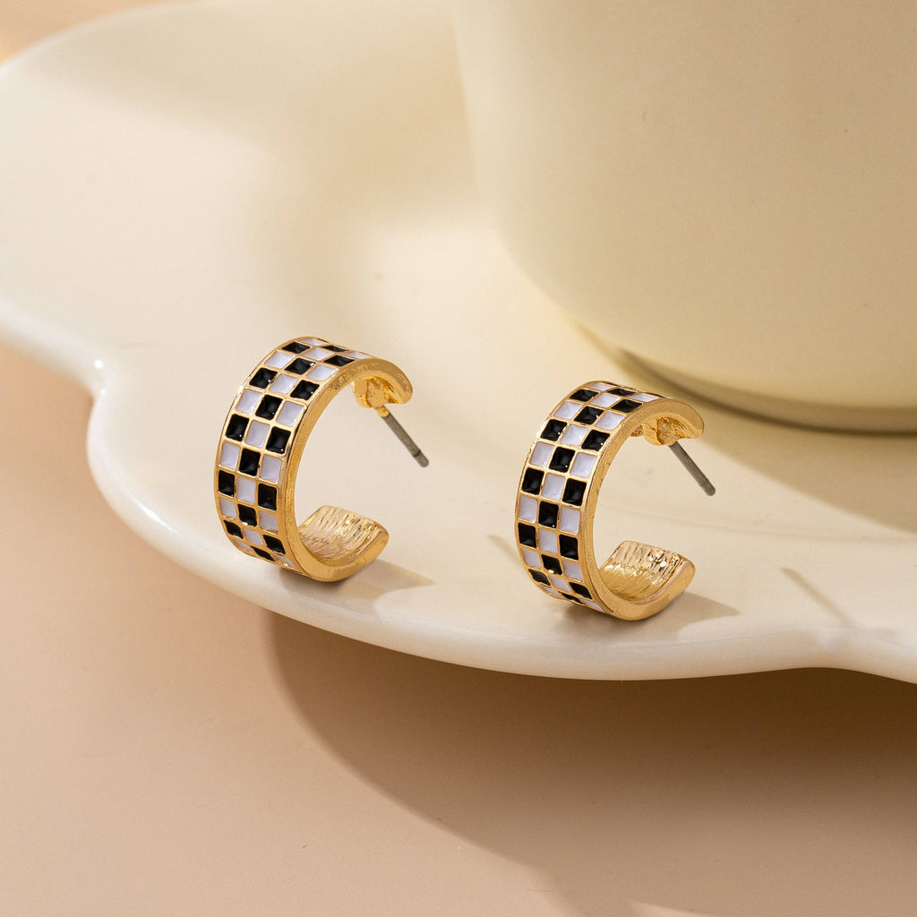 CHECKER EPOXY HUGGIE HOOP EARRINGS | 80E61747